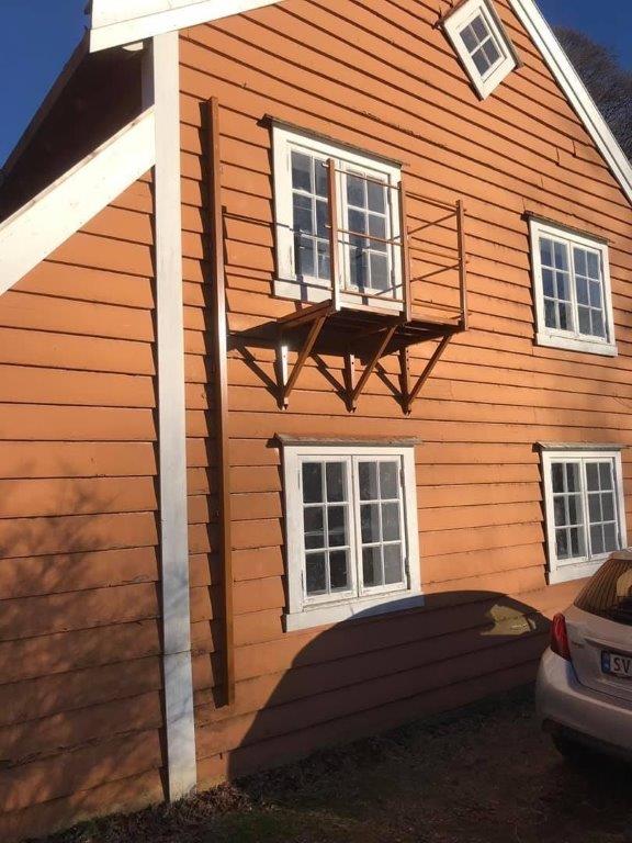 A house with a emergency fire escape ladder